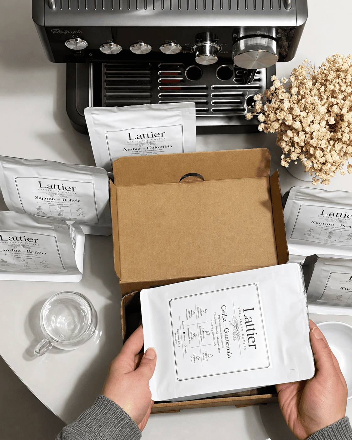 Familia preparando café Lattier